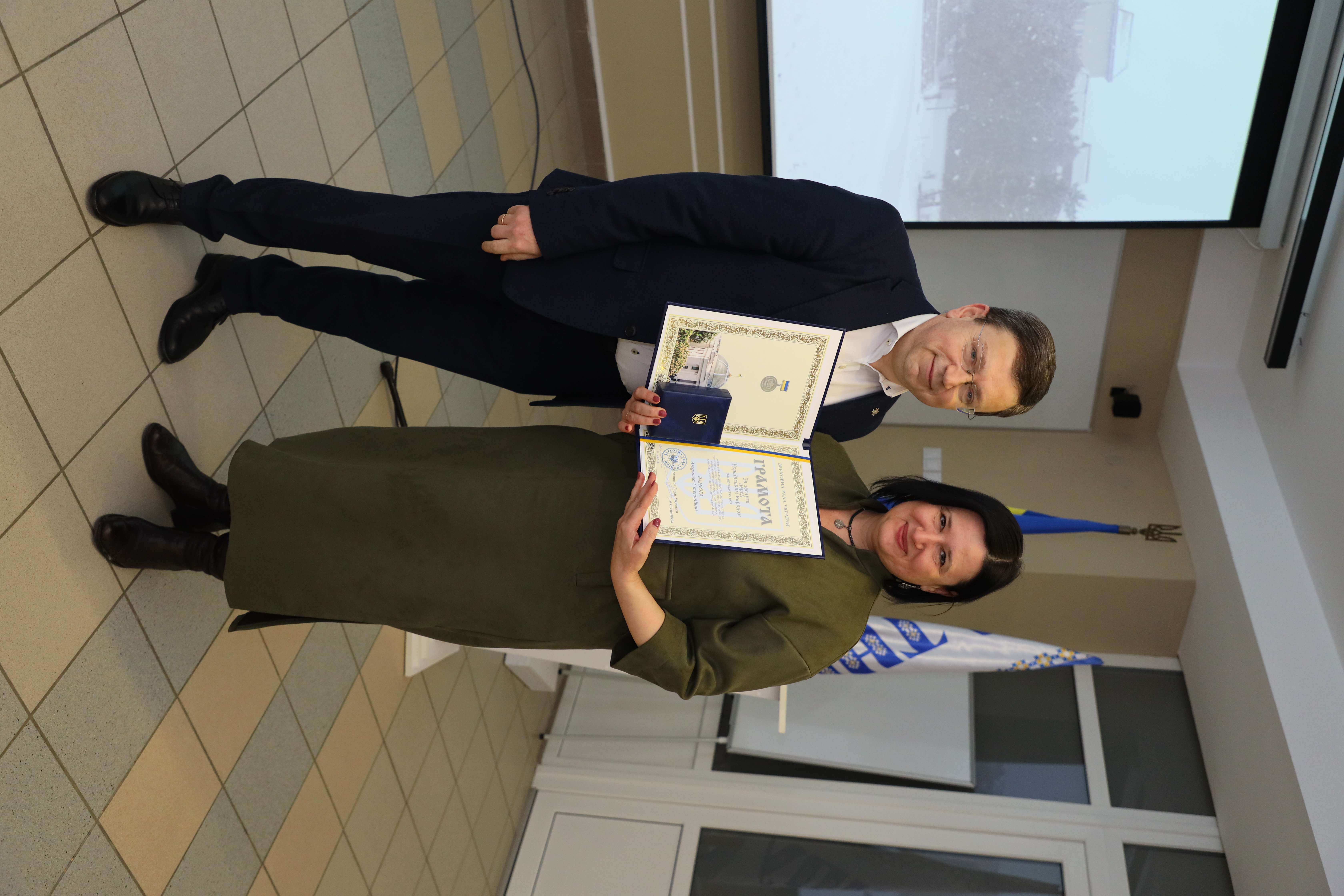 Ректор університету вручає нагороду Людмилі Ванюзі